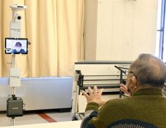 ドクターカートで公立芽室病院にいる亀田医師に健康相談をする町民