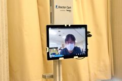 公立芽室病院から遠隔で健康相談に応じる亀田医師