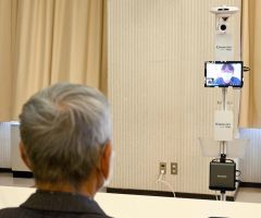 ドクターカートで公立芽室病院にいる亀田医師に健康相談をする町民