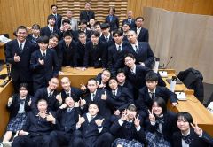 議場で記念撮影する生徒と議員ら