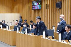 町議会議場の議員席から質問する生徒