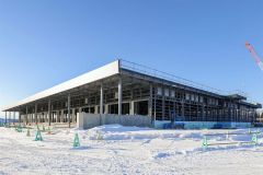 南側から屋根材の設置が進んでいる（５日、平栗玲香通信員撮影）