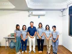 岩谷さん（左から２人目）とヤンゴンの日本料理店のミャンマー人スタッフ。ミャンマー人は手先が器用で親日家が多いという