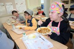 ぷりぷり食感のツブカレー提供　広尾ふるさと給食 2