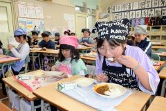 ぷりぷり食感のツブカレー提供　広尾ふるさと給食 4