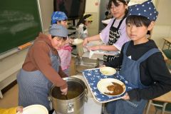 ぷりぷり食感のツブカレー提供　広尾ふるさと給食 6