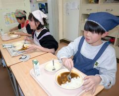 ぷりぷり食感のツブカレー提供　広尾ふるさと給食 8