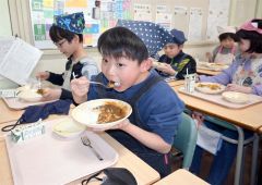 ぷりぷり食感のツブカレー提供　広尾ふるさと給食