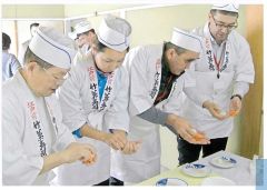 ＪＩＣＡ研修員がにぎりずしに挑戦　幕別町国際交流会
