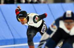 【男子１５００メートル】ラスト一周で踏ん張りを見せる村下巧（左）＝金野和彦撮影）
