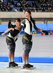 女子１５００メートルレース後、観客席に手を振る２位入賞の宮川笑佳（右）と４位の野明花菜（金野和彦撮影）