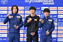 男子５００メートルで日本勢が活躍。３位に入賞した軍司一冴（右）と２位の廣瀬勇太（左）＝金野和彦撮影）