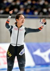 【女子１５００メートル】自己ベストタイムを出し、ガッツポーズをする飯田明音（金野和彦撮影）
