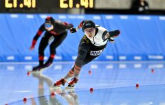 【女子１５００メートル】終盤に同走の相手を引き離す、飯田明音（手前）の力走（金野和彦撮影）