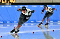 【女子１５００メートル】２位に入った宮川笑佳（手前）。後方は同走で４位の野明花菜（金野和彦撮影）