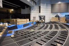 座席が撤去され、工事が進む小ホール