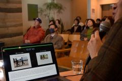 逢坂氏の解説を聞きながら短編映画を楽しむ観客ら