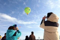 十勝の上空を舞う色鮮やかな熱気球（平栗玲香通信員撮影、１０日午前９時４０分時ごろ）