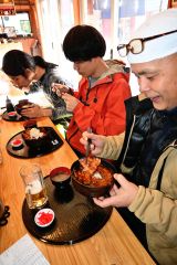 「豚殿の日」企画の大盛り豚丼をたいらげる来店客（１０日午前１１時４０分ごろ）