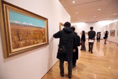 直行が描いた日高山脈の作品が目を引く会場（１０日午前１１時ごろ、帯広美術館で。助川かおる通信員）