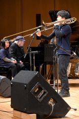 ジャズフェスで演奏するまくべつジュニアジャズスクールの子どもたち。奥でピアノを弾くのがマシューズ氏