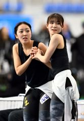 【女子３０００メートル】表彰台を賭けた最終組のレースを固唾をのんで祈るように見つめる、飯田明音（左、現時点２位）と野明花菜（右、同１位）。結果、惜しくも野明は２位、飯田は３位に入賞した（金野和彦撮影）
