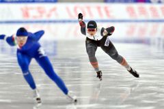 【女子１０００メートル】バックストレートで同走の相手を追う宮川笑佳（右）＝金野和彦撮影