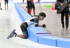 男子１０００メートルのレース後、力尽きて倒れ込む軍司一冴（金野和彦撮影）