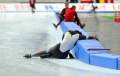 男子１０００メートルのレース後、力尽きて倒れ込む軍司一冴（金野和彦撮影）