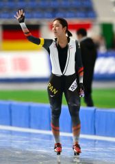 【女子３０００メートル】一時トップに立った飯田明音は、観客の拍手に手を振って応える（金野和彦撮影）