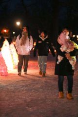 芽室の夜幻想的に アイスキャンドル3千個 氷灯夜2024 4