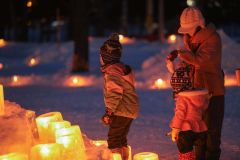 大勢の来場者がキャンドルの温かな明かりが作る幻想的な空間を楽しんでいた(平栗玲香通信員撮影)