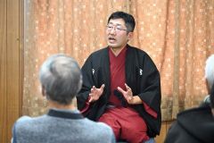 特殊詐欺について、「人間の心理をついて、よくできていますね」と話した防犯落語。「相手を騙すときは、最初は相手を喜ばせなきゃいけない。その後におや、とか、どきっとさせる。この、驚かせることが大事なんだ」