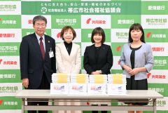 市社協の畑中三岐子会長（左から２番目）、朝日生命労働組合釧路支部の木村亜弥子執行委員（同３番目）、泉マコ帯広班長（右端）