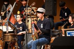 ジャズフェスで演奏するまくべつジュニアジャズスクールの子どもたち