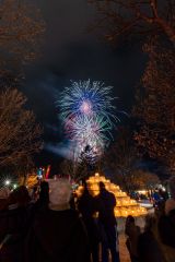 芽室の冬の夜空を花火が彩り、イベントのラストを盛大に飾った