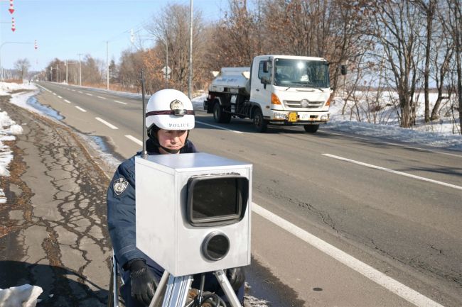 【写真】計測できませんが…減速効果は太鼓判？　広尾署がオービスの手作り「ダミー」