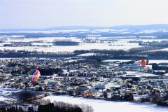 白銀の十勝平野の上空を舞うカラフルな気球（１０日）