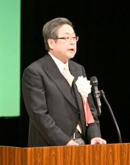 式辞を述べる建国を祝う帯広市民の会樋渡喜久雄会長（第３８回建国を祝う市民のつどい）