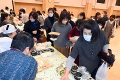 バザールで加工品などを購入する参加者