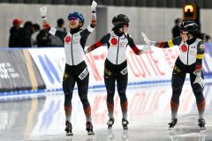 【女子団体追い抜き】優勝を決め歓喜する日本チーム（左から）野明花菜、畠山雪菜、宮川笑佳（金野和彦撮影）
