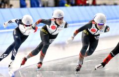 【女子マススタート】体力を温存しながら集団の後方を滑走する飯田明音（中央）と野明花菜（右）＝金野和彦撮影