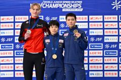 男子マススタートで銅メダルを獲得した新海大輝（右）と優勝を飾った渕上結太（中央）＝金野和彦撮影