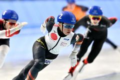 【男子マススタート決勝】先頭集団の様子をうかがいながら徐々に順位を上げていく（２）新海大輝（手前）＝金野和彦撮影