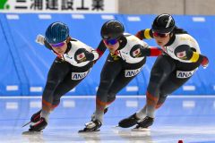 【女子団体追い抜き】３分８秒５５のリンク新で優勝を飾った日本チーム。（左から）野明花菜、畠山雪菜、宮川笑佳（金野和彦撮影）