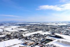 上空５００メートルから見た白銀の十勝平野（大健太郎撮影）