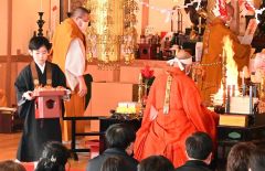 護摩行に参加した宮下煌心さん（左）