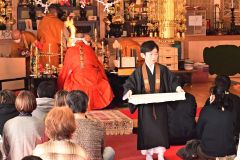 護摩行に参加した宮下煌心さん（中央）