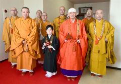 護摩行に参加した宮下煌心さん（前列中央）と真言宗の僧侶（前列右が宮下栄隆住職）