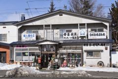 骨董品やおもちゃなど取り扱っている古物市場
